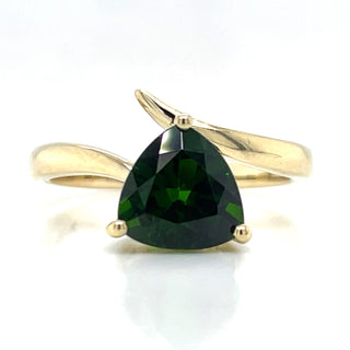 gold ring with green diopside gemstone.