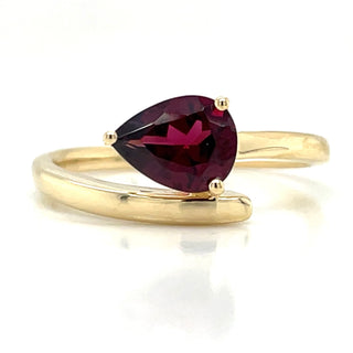 gold ring with rhodolite garnet gemstone