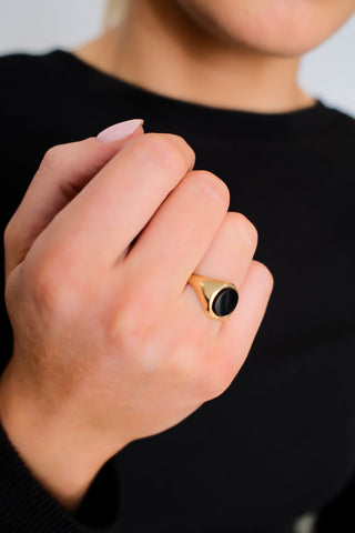 Vintage 9ct Yellow Gold Oval Black Onyx Ring