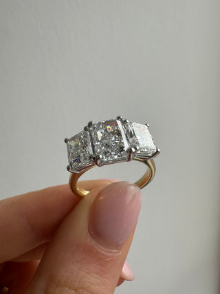 Croía - 18ct Yellow Gold 4.16ct Radiant Cut Laboratory Grown Diamond Three Stone Engagement Ring