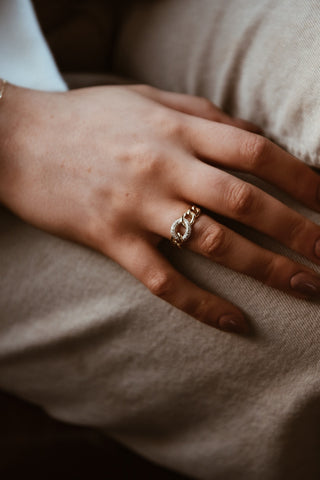 18ct Yellow Gold Curb Link Ring With Earth Grown Diamond Set Centre