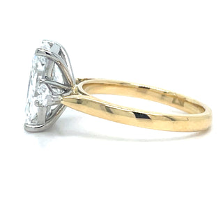 Crían - 18ct Yellow Gold Laboratory Grown 4.01ct Radient Cut Diamond Ring With Trillion Side Stones