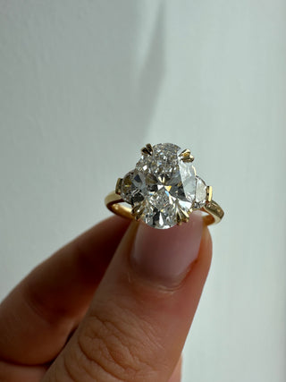 JULIETTE - 18CT YELLOW GOLD
2.94CT OVAL LABORATORY
GROWN DIAMOND
ENGAGEMENT RING WITH HALF MOON CUT DIAMOND SIDE
STONES
