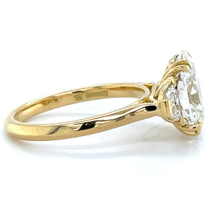 JULIETTE - 18CT YELLOW GOLD
2.94CT OVAL LABORATORY
GROWN DIAMOND
ENGAGEMENT RING WITH HALF MOON CUT DIAMOND SIDE
STONES