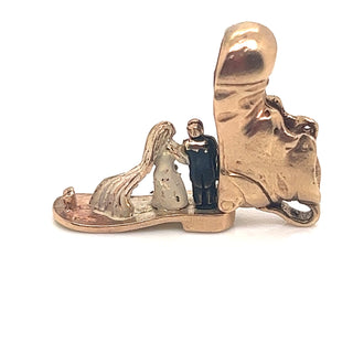 Wedding Couple in 9ct Boot